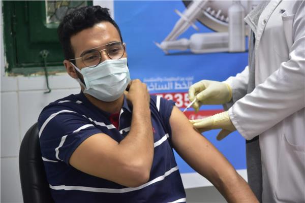 تطعيم المواطنين ضد فيروس كورونا في قنا 