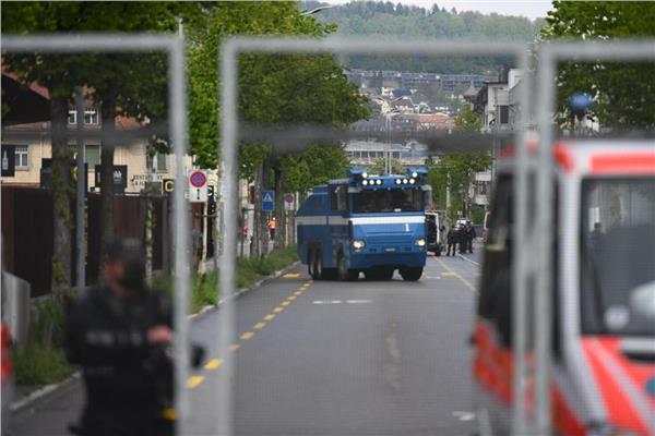 الشرطة السويسرية تفض اشتباكات مشجعين