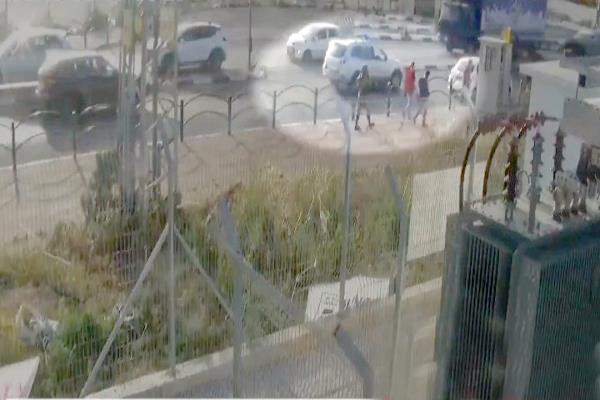  لقطة من فيديو يظهر شخصا يسير خلف آخرين قبل أن يقوم بإطلاق النار عليهم   