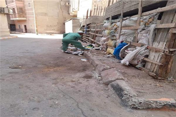 حملات مكثفة للنظافة والإنارة بحى وسط المدينة المنيا