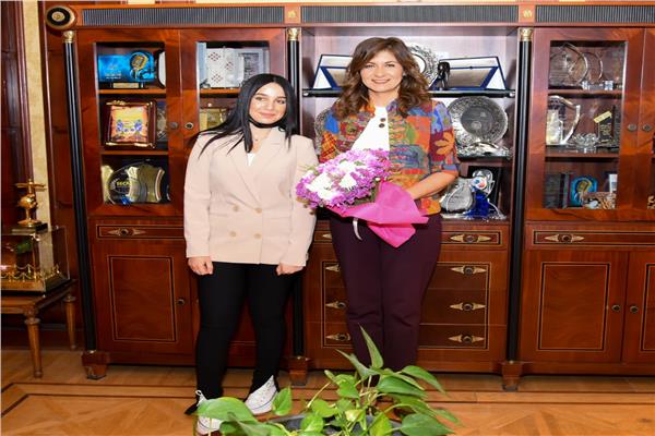  السفيرة نبيلة مكرم وزيرة الهجرة والفتاة المصرية "رؤيا رفيق حسن"