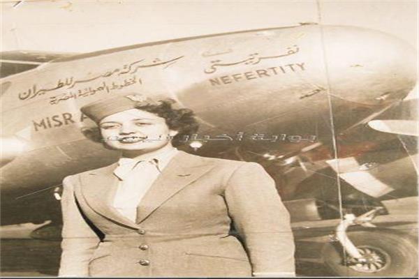 في عيدها الـ89.. تايم لاين لـ 75 عاماً من أزياء «ضيافة مصر للطيران»