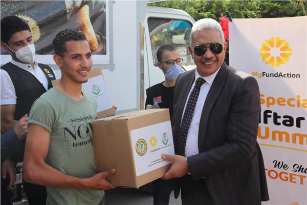 رئيس جامعة الأزهر ونائب الدراسات العليا يوزعان هدايا  رمضانية  لطلاب العلم 