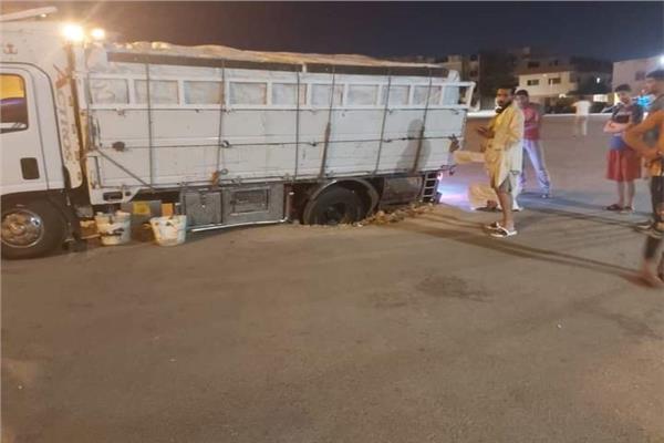 سقوط سيارة نقل داخل بالوعة صرف صحى بالعاشر من رمضان