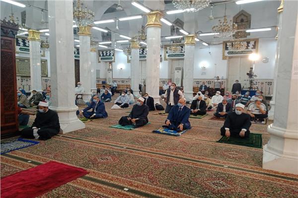 محافظ القاهرة يؤدي صلاة الجمعة الأخيرة من شهر رمضان