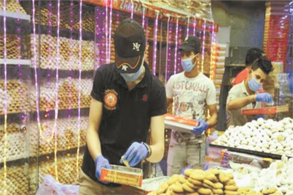  إقبال كبير من المواطنين على شراء كعك العيد وسط الإجراءات الإحترازية