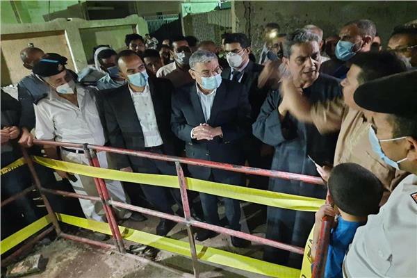 اللواء أسامة القاضي محافظ المنيا يتابع تداعيات حادث سقوط  عدد من  العمال بغرفة الصرف الصحي
