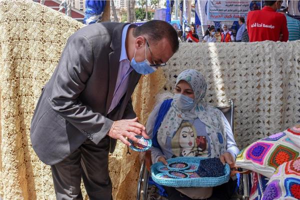 محافظ الاسكندرية يتفقد توزيع ١٥ ألف قطعة ملابس بمناسبة عيد الفطر المبارك   