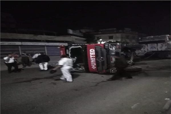 اصابة سائق في انقلاب سيارة نقل بطريق المحلة طنطا