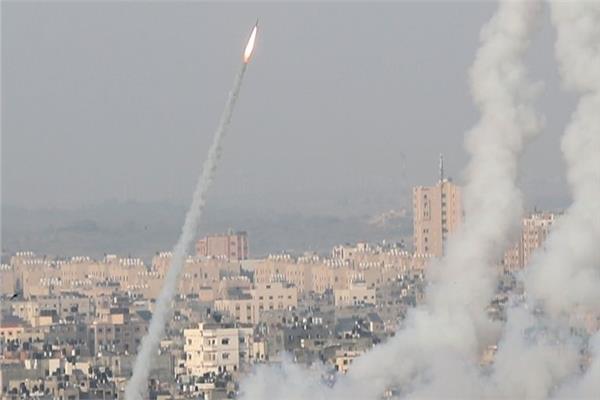 إطلاق أكثر من 100 صاروخ من قطاع غزة باتجاه إسرائيل 