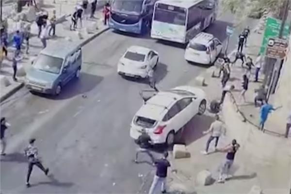 سيارة تدهس فلسطينيين بطريقة جنونية