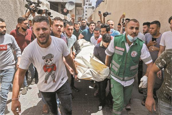 فلسطينيون ينقلون جثمان أحد الشهداء فى غزة      