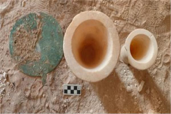 مجموعة من القطع المكتشفة داخل المقابر