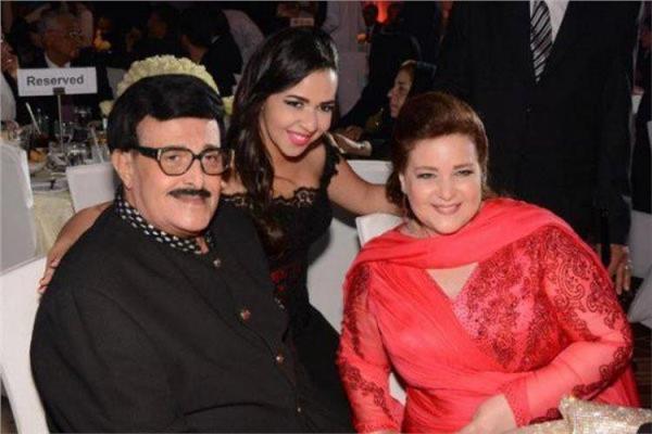 الفنان سمير غانم وزوجته الفنانة لال عبد العزيز برفقة إيمي