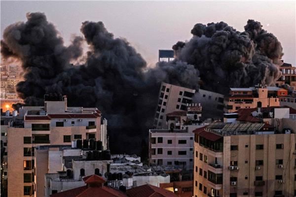 انهيار برج سكني في قطاع غزة بعد قصفه من جانب إسرائيل