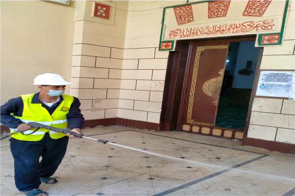 تعقيم وتطهير المساجد استعدادًا لصلاة العيد في أسيوط وتجهيز 4085 مسجدًا  