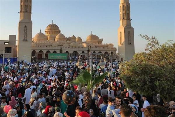  الآلاف يؤدون صلاة عيد الفطر
