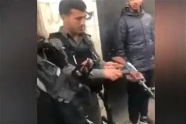 قوات الاحتلال الإسرائيلى طفلاً فلسطينيًا يحمل بندقية "لعبة"