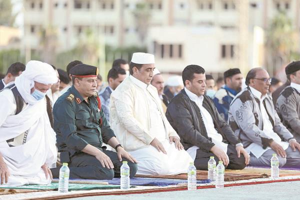رئيس المجلس الانتقالي الليبي يؤدي صلاة العيد فى سرت 