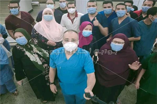 شفاء وخروج ١٢ حالة من مستشفي عزل أبوتيج في أسيوط