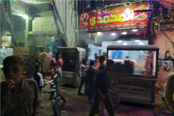 ضبط محال تجارية ومقهى مخالفين لمواعيد الحظر في منشأة القناطر بالجيزة| صور