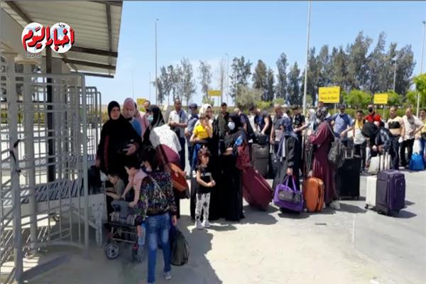 الفلسطينيون يتوافدون على معبر رفح لدخول الأراضي المصرية 