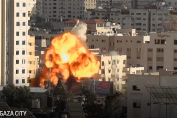 لحظة تدمير مبنى وزارة الأوقاف في غزة