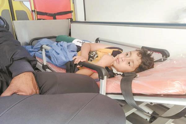أحد الأطفال المصابين عقب وصوله إلى مصر لتلقى العلاج