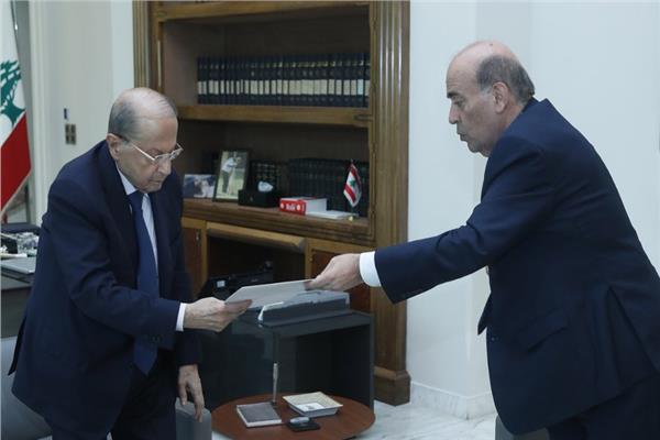 لحظة تقديم وزير الخارجية اللبناني طلب إعفائه من المسئولية