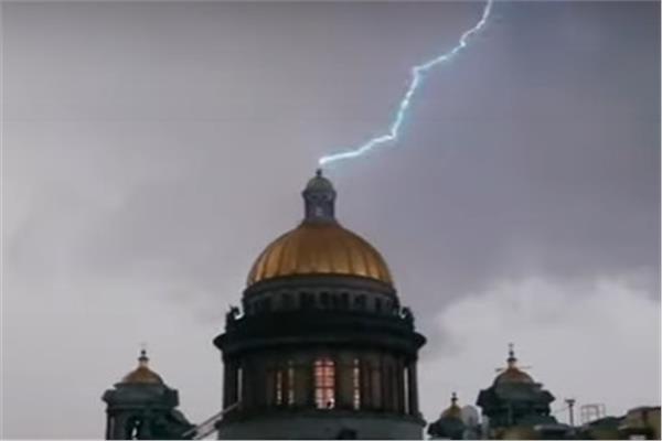 صاعقة تضرب قبة كاتدرائية القديس إسحاق في روسيا 