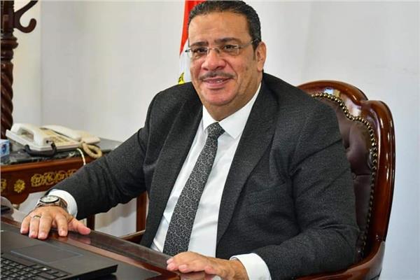  الدكتور أحمد زكى رئيس جامعة قناة السويس