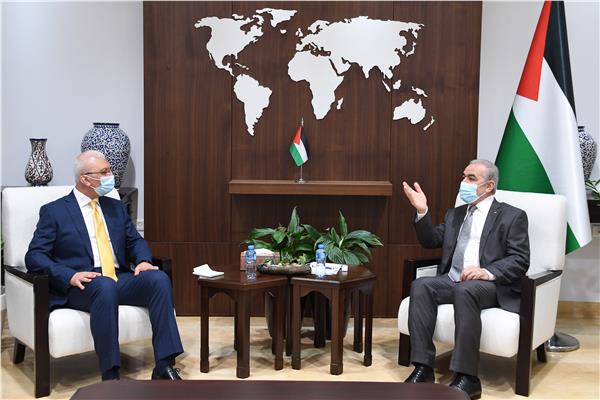 جانب من لقاء رئيس الوزراء الفلسطيني والقنصل المصري