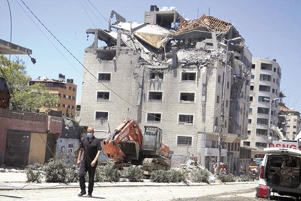  أثار قصف الاحتلال على إحدى بنايات الأهالى فى قطاع غزة فى اليوم العاشر للعدوان 
