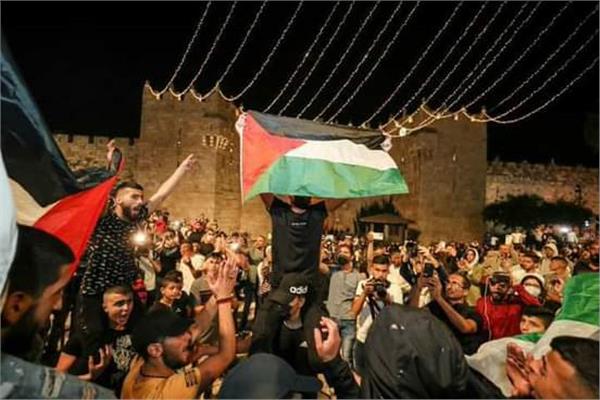 الفلسطينيون يرفعون علم مصر