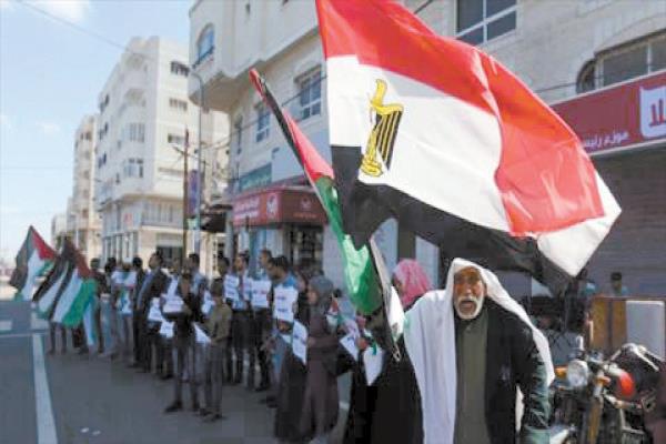 أهالى غزة يرفعون علم مصر خلال استقبال القوافل