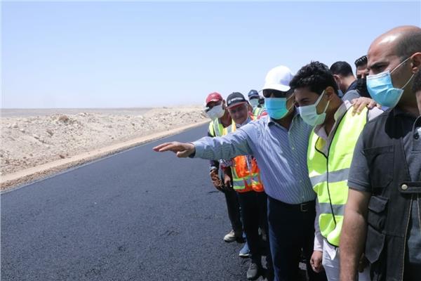 كامل الوزير يتابع ازدواج وتطوير الطريق الصحراوي الشرقي "قنا- الأقصر" 