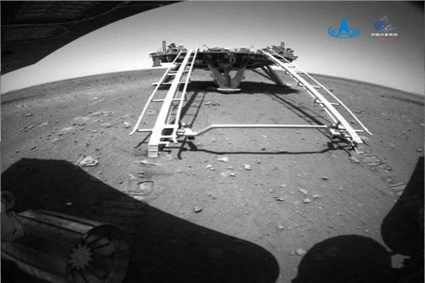 المتجول الصيني يتحرك على سطح المريخ