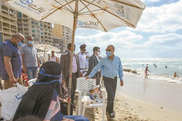 المحافظ فى جولة تفقدية بشواطئ الإسكندرية لمتابعة الإجراءات الاحترازية