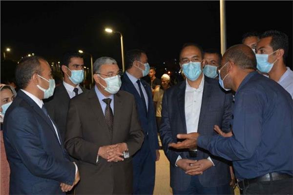 محافظ المنيا يتابع الحالة العامة عقب افتتاح كورنيش النيل أمام المواطنين