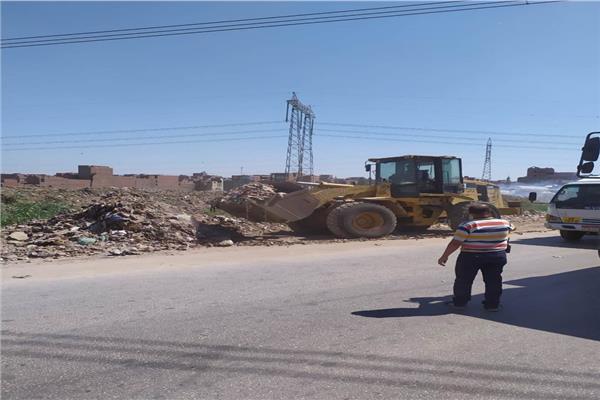 رفع مخلفات مباني وقمامة بالطريق الدائري بحي غرب