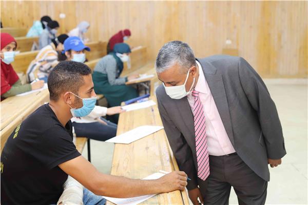 5446 طالب وطالبة أدوا الامتحانات بجامعة جنوب الوادي في يومها الثاني