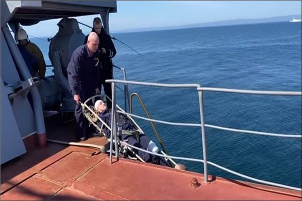 فيديو| تدريب لإجلاء جريح شرطيا على متن سفينة روسية