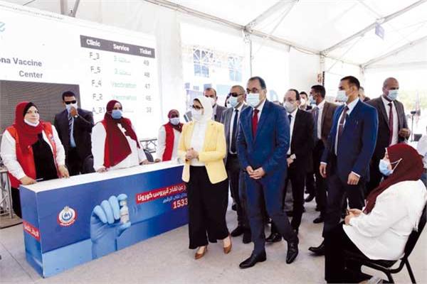 رئيس الوزراء ووزيرة الصحة خلال افتتاح المركز