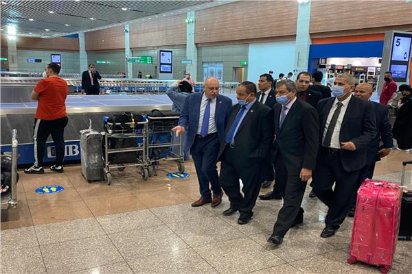 رئيس مصلحة الجمارك يقوم بجولة تفقدية لمطار القاهرة