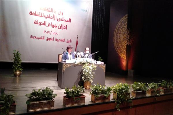 وزيرة الثقافة إيناس عبد الدايم خلال إعلان أسماء الفائزين
