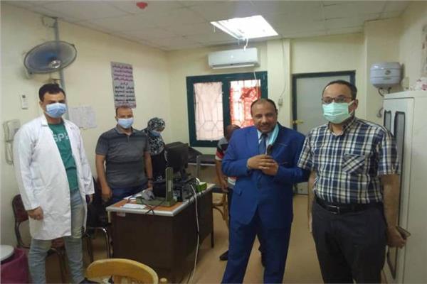 نائب رئيس جامعة الأزهر يتابع سير العمل داخل العيادات الخارجية بمستشفى أسيوط