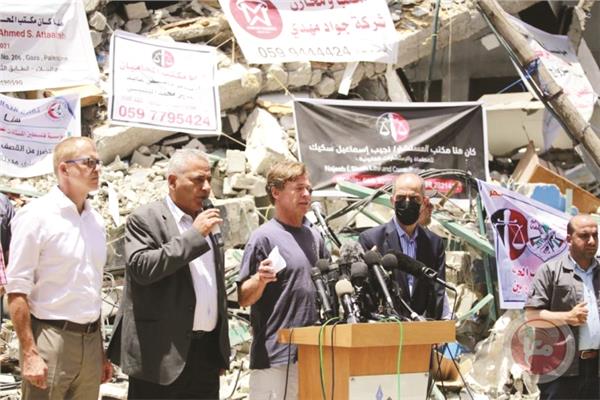 المسئول الأوروبي يتحدث من أمام أنقاض برج الجلاء فى غزة