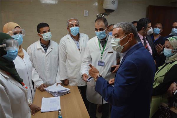 محافظ المنيا يتفقد مستشفى ديرمواس المركزي، ويتابع مركز تلقى اللقاح