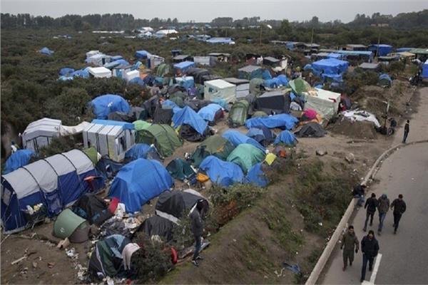 فرنسا تفكك مخيما للاجئين شمالي البلاد
