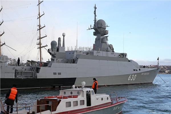 سفينة صواريخ موجهة للبحرية الروسية تضرب أهدافا في مناورات بالبحر الأسود